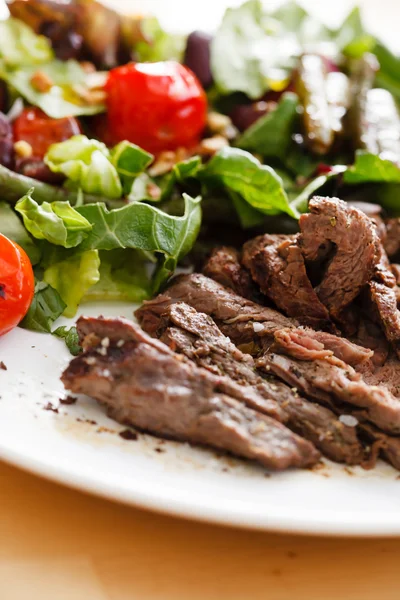 Ensalada con Carne de Carne y Tomate — Foto de Stock