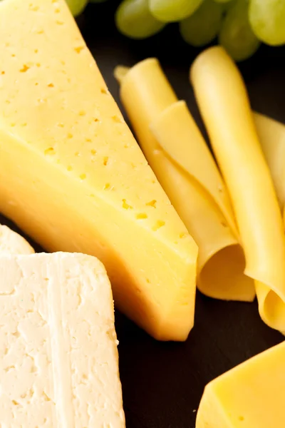 Different kinds of cheese — Stock Photo, Image