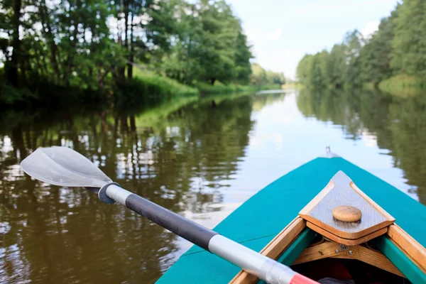 在一条小河上划独木舟 — 图库照片