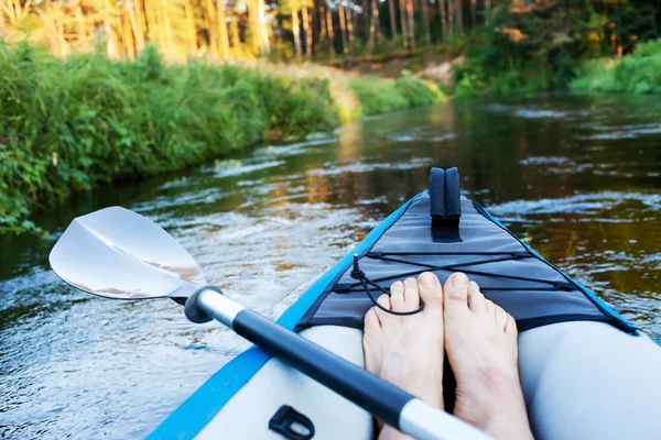 Kayak su un piccolo fiume — Foto Stock