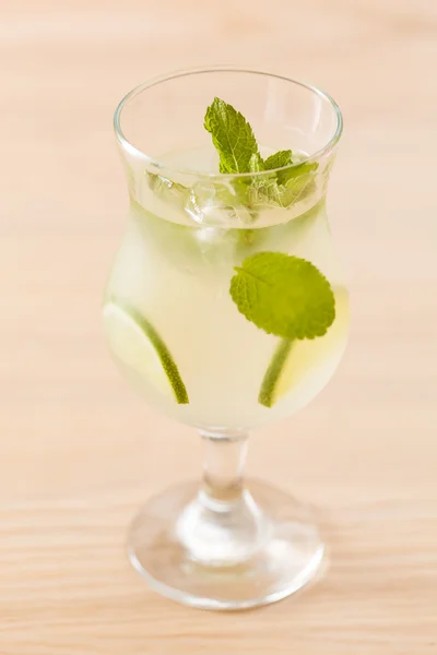 Cocktail com limão e hortelã — Fotografia de Stock
