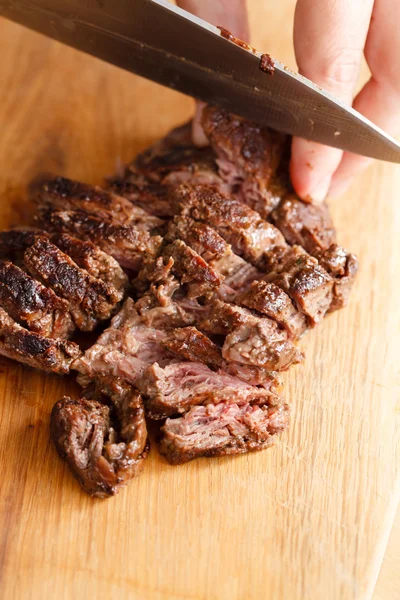 Mangiare bistecca — Foto Stock