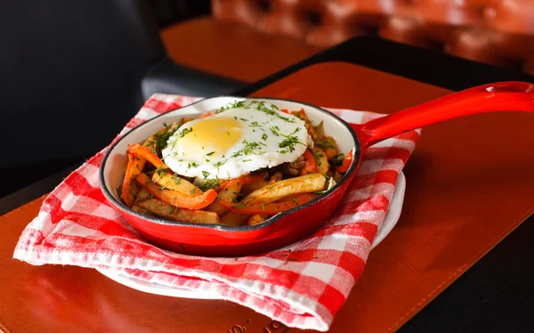 Aardappelen en ei in de bar — Stockfoto