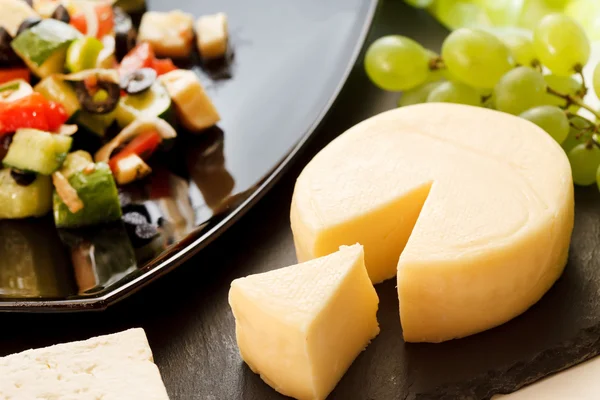 치즈와 샐러드 — 스톡 사진