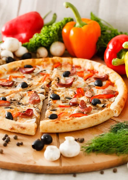 Opperste pizza — Stockfoto