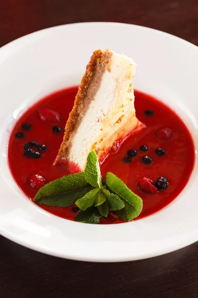 Gâteau au fromage avec sauce aux baies — Photo