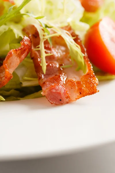 Salat mit Speck — Stockfoto