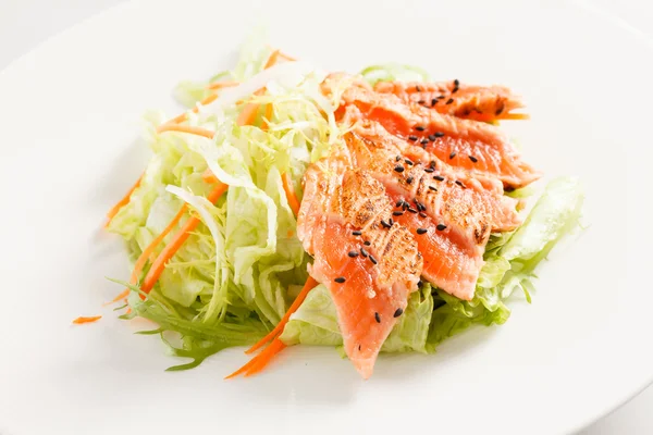 Японский салат с лососем — стоковое фото