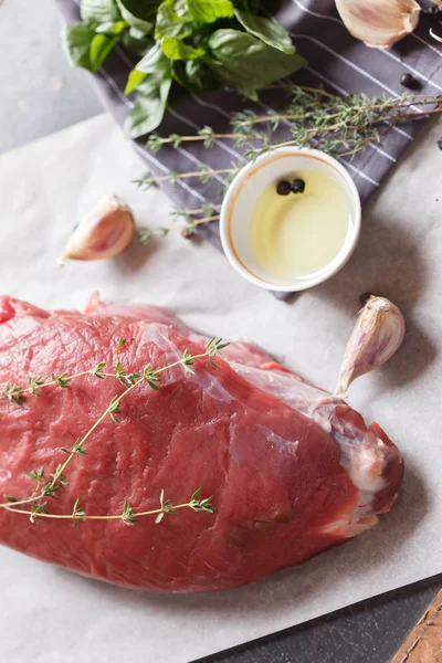 Nyers borjú hús, fűszer — Stock Fotó