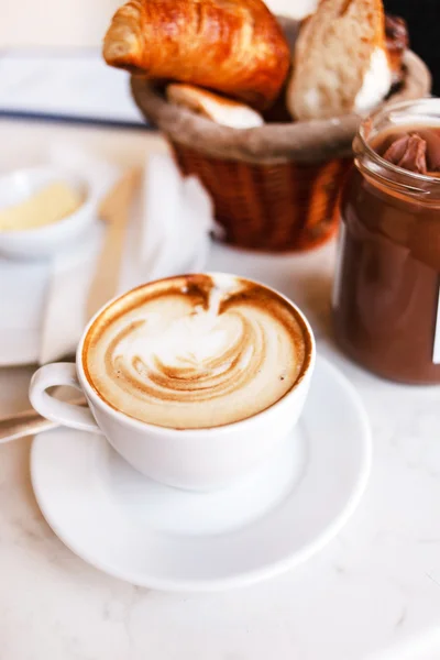 Cappuccino con cruasanes — Foto de Stock