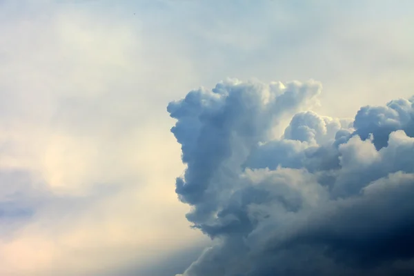 Cielo nuvoloso con enormi nuvole — Foto Stock