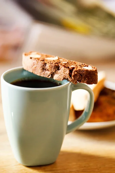 Coffee cup with biscuit — Stock Photo, Image