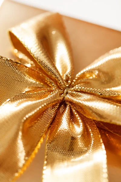 Present with gold bow — Stock Photo, Image