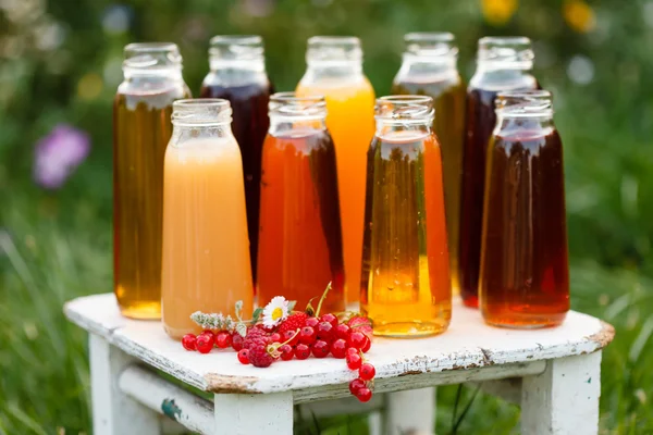 Diferentes botellas de jugo —  Fotos de Stock