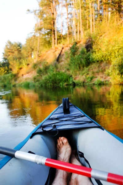 在一条小河上划独木舟 — 图库照片