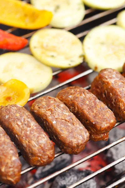 Grillad kebab och grönsaker — Stockfoto