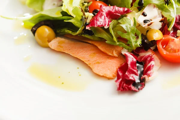 Лосось со свежим салатом — стоковое фото