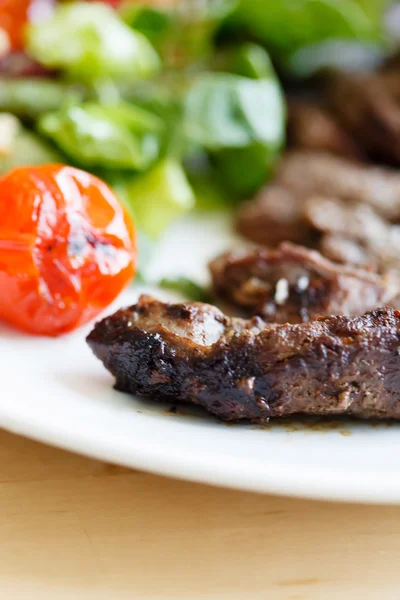 Ternera con ensalada — Foto de Stock