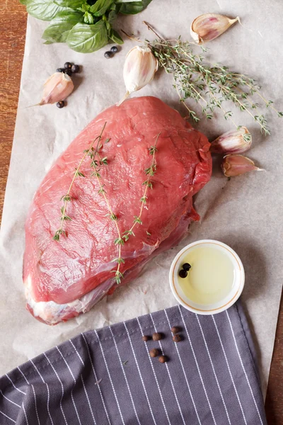 Carne de vitela crua com especiarias — Fotografia de Stock