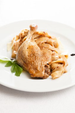 şehriyeli tavuk budu ile