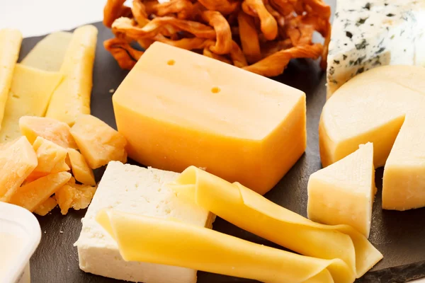 Farklı peynir çeşitleri. — Stok fotoğraf