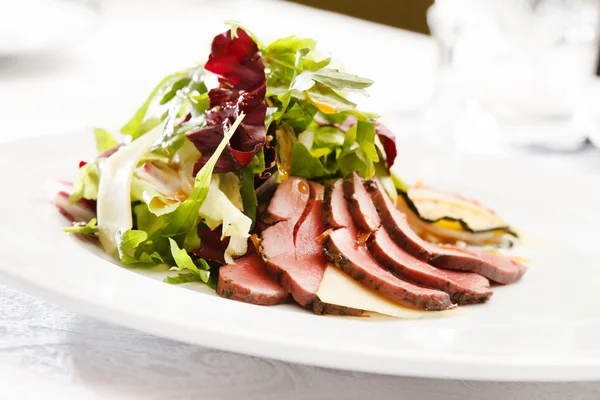 Fleisch mit Gemüse — Stockfoto