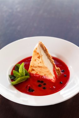 Çilek soslu cheesecake