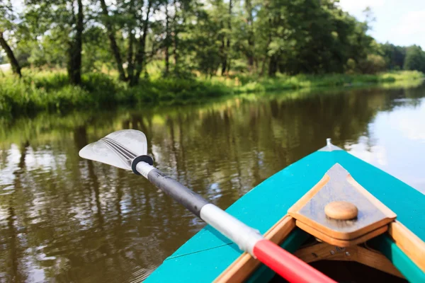 Kajakken op een kleine rivier — Stockfoto