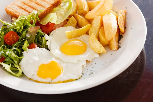 Tasty breakfast with eggs and toast — Stock Photo, Image