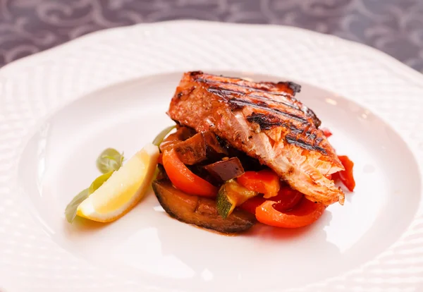 Bife de salmão com legumes — Fotografia de Stock