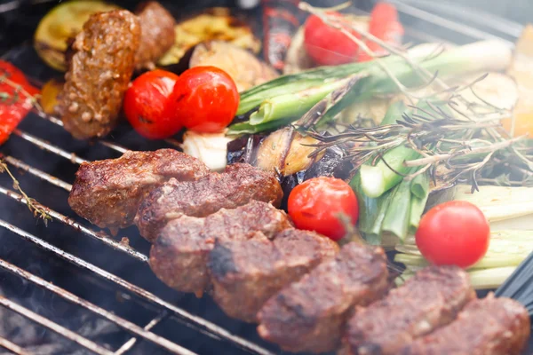 Grilled kebab and vegetables — Stock Photo, Image