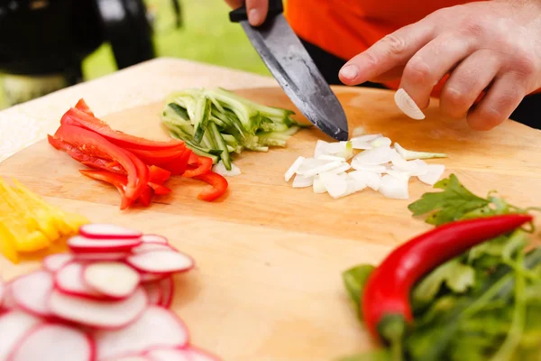 Man cutting vegetables — Stock Photo, Image