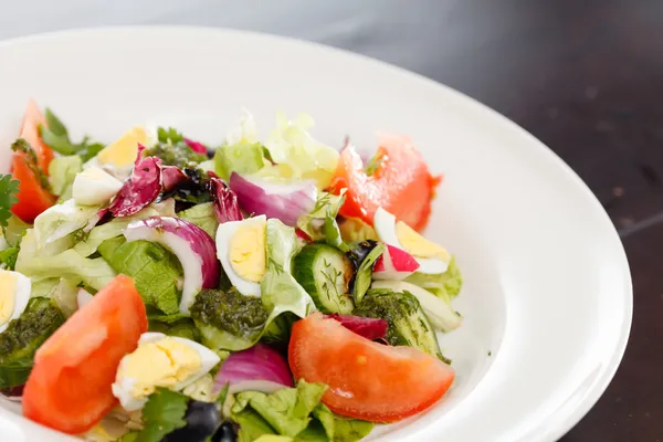 Plantaardige salade met ei — Stockfoto