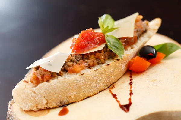 Bruschetta mit Tomaten, Basilikum und schwarzen Oliven — Stockfoto