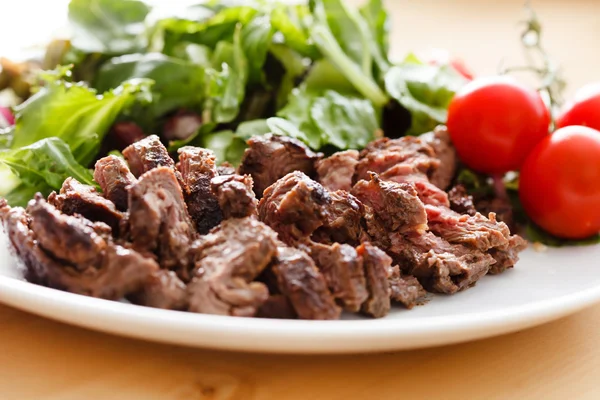 Insalata con manzo affettato e pomodoro ciliegia — Foto Stock