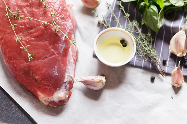 Сире теляче м'ясо зі спеціями — стокове фото