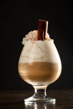  Kahverengi arka planda kahve kokteyli