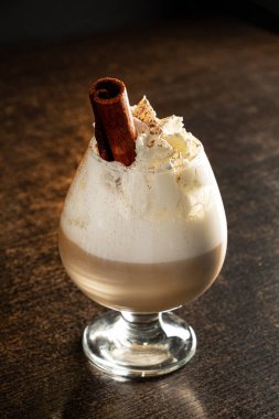  Kahverengi arka planda kahve kokteyli