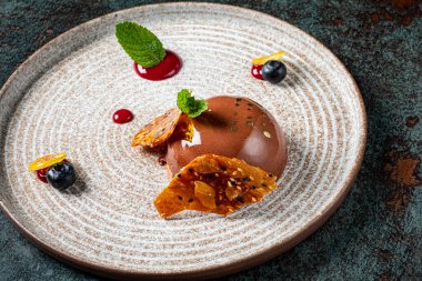 Fındık ve böğürtlenli karamel