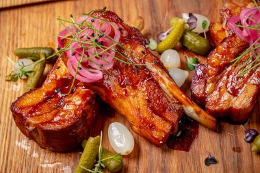 Izgara kaburga, turşu ve soğanlı.