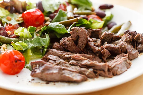 Salad with Sliced Beef and Cherry Tomato — Stock Photo, Image