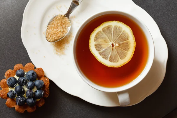 Xícara de chá com bolo — Fotografia de Stock