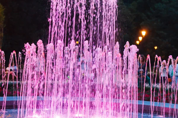 色の水の噴水 — ストック写真