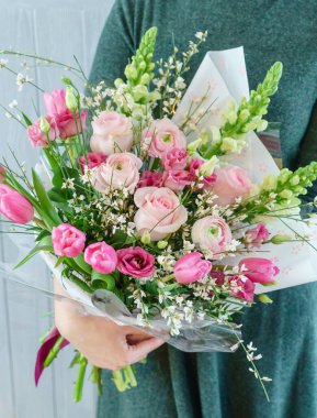 Ellerinde güzel bir buket