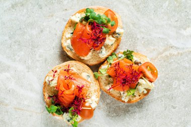 Tuzlu somon ve otlu kanepe.