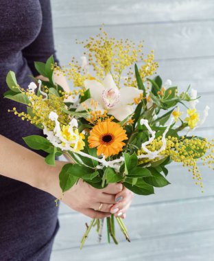 Ellerinde güzel bir buket