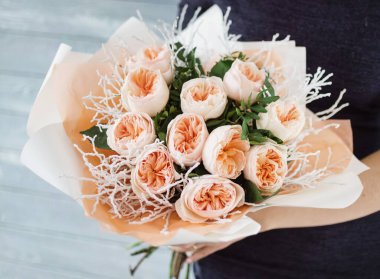 Ellerinde güzel bir buket