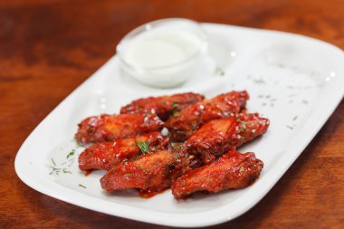 Soslu tavuk kanadı.