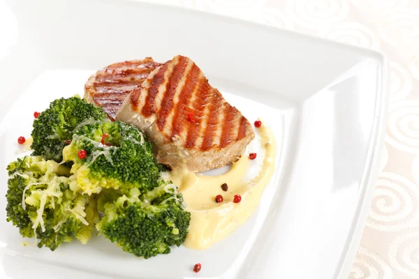 Tuna steak with broccoli — Stock Photo, Image