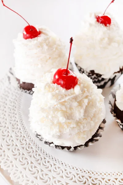 Cupcakes met room en cherry — Stockfoto